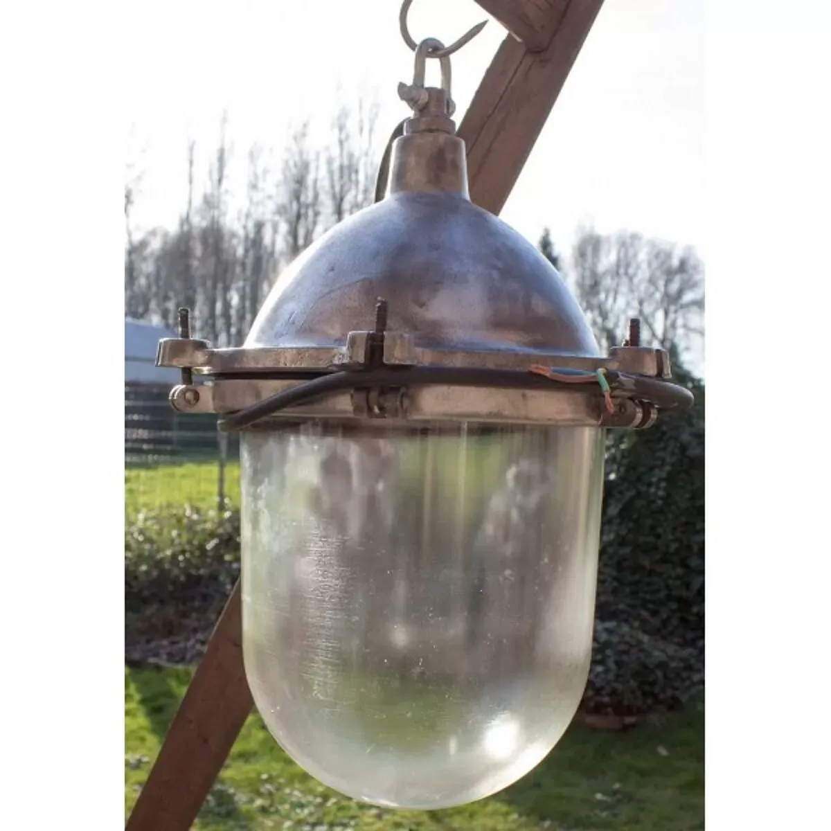 Illustration numéro 2 du produit Lampe industriel en alu avec globe en verre