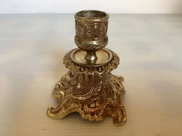 Illustration numéro 2 du produit Bougeoir baroque en laiton