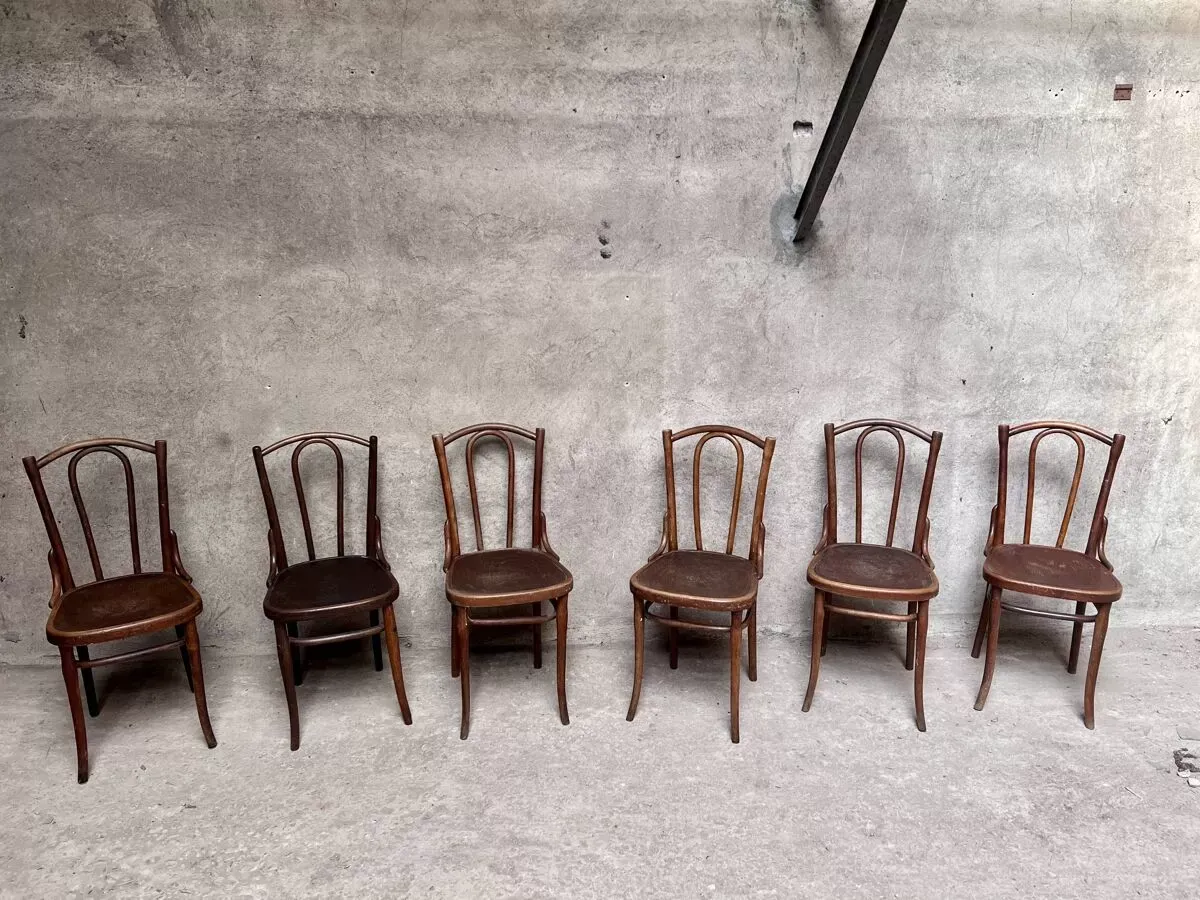 Illustration numéro 2 du produit Série de 6 chaises bistrot vintage