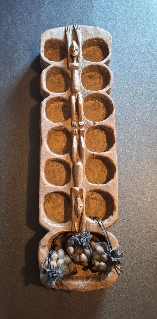 Illustration numéro 2 du produit Véritable Awalé traditionnel en bois massif sculpté