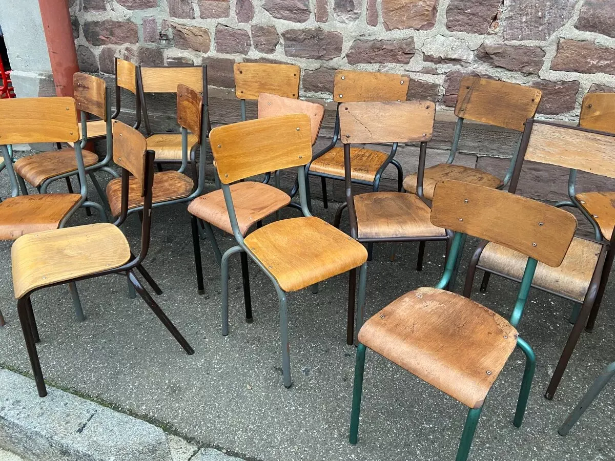 Illustration numéro 2 du produit 20 chaises industrielles école dépareillées vintage MULLCA tube & bois