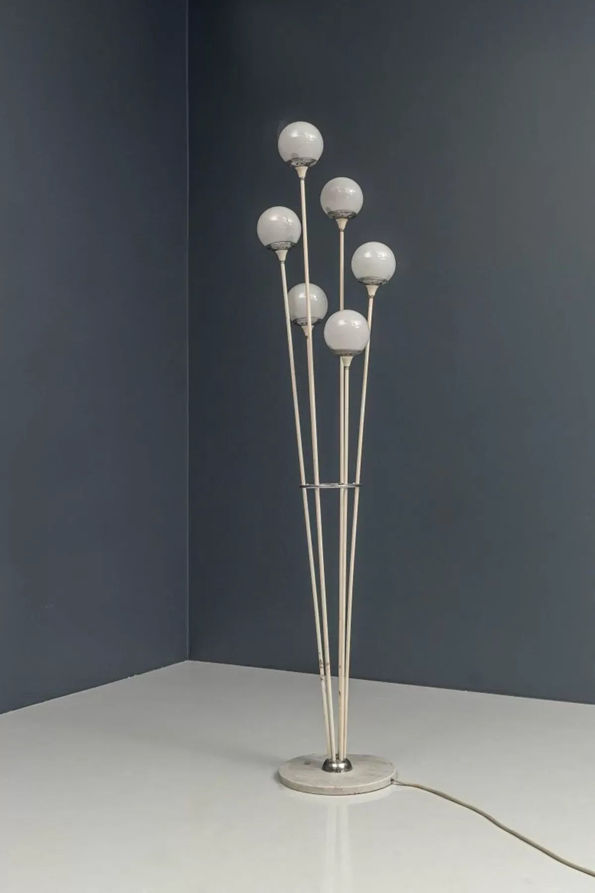 Illustration numéro 2 du produit Lampadaire de fabrication contemporaine dans le gout des productions italiennes des années 60