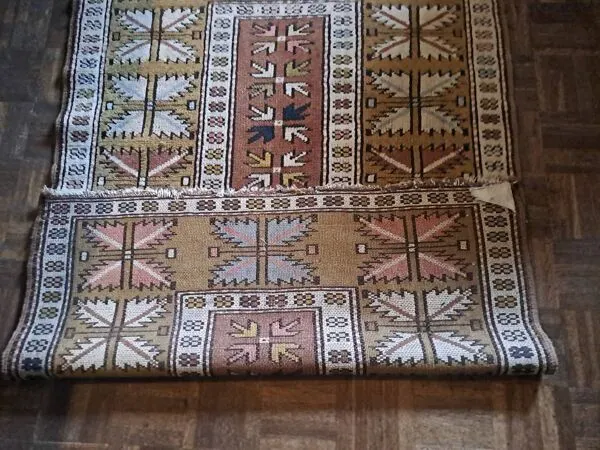 Illustration numéro 2 du produit Tapis oriental  Fait main de forme rectangulaire datant des années 1960 en 100% Laine