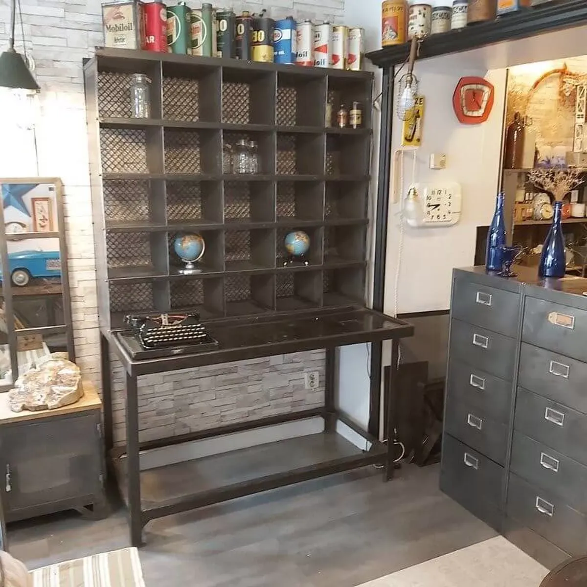 Illustration numéro 2 du produit Ancien meuble de tri postal décapé et patiné, look industriel