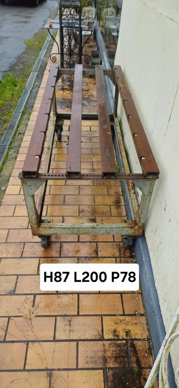 Illustration numéro 2 du produit Table / établi industriel en métal sur roulettes, milieu XXᵉ siècle