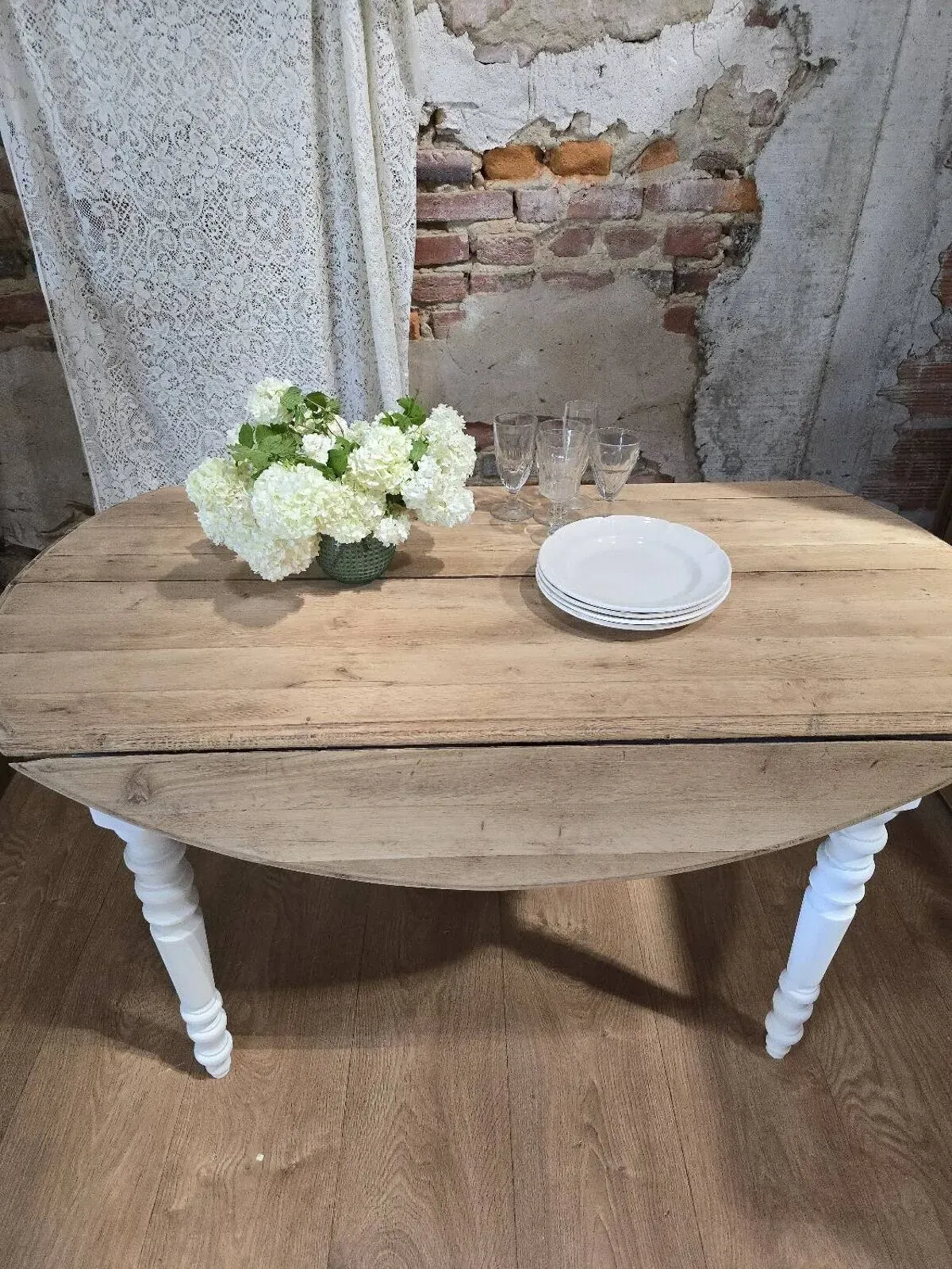 Illustration numéro 2 du produit Table en chêne massif esprit campagne chic