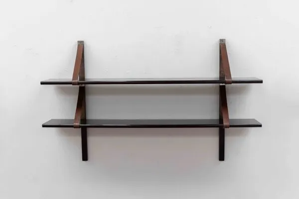 Illustration numéro 2 du produit Étagères murales 'Correas' par Miquel Milà