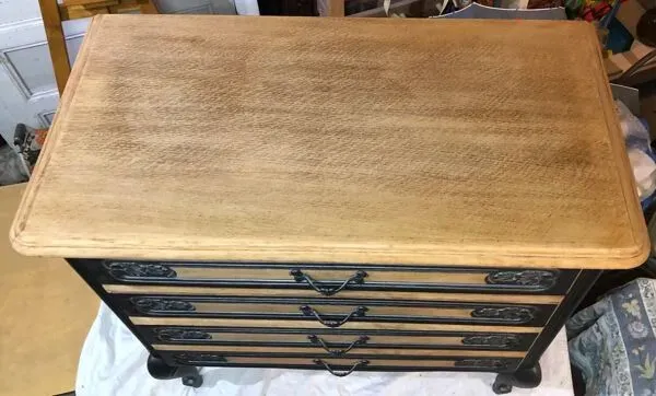 Illustration numéro 2 du produit Commode Vintage