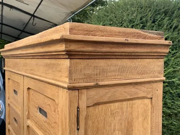 Illustration numéro 2 du produit Armoire de notaire en chêne brut massif, 1920