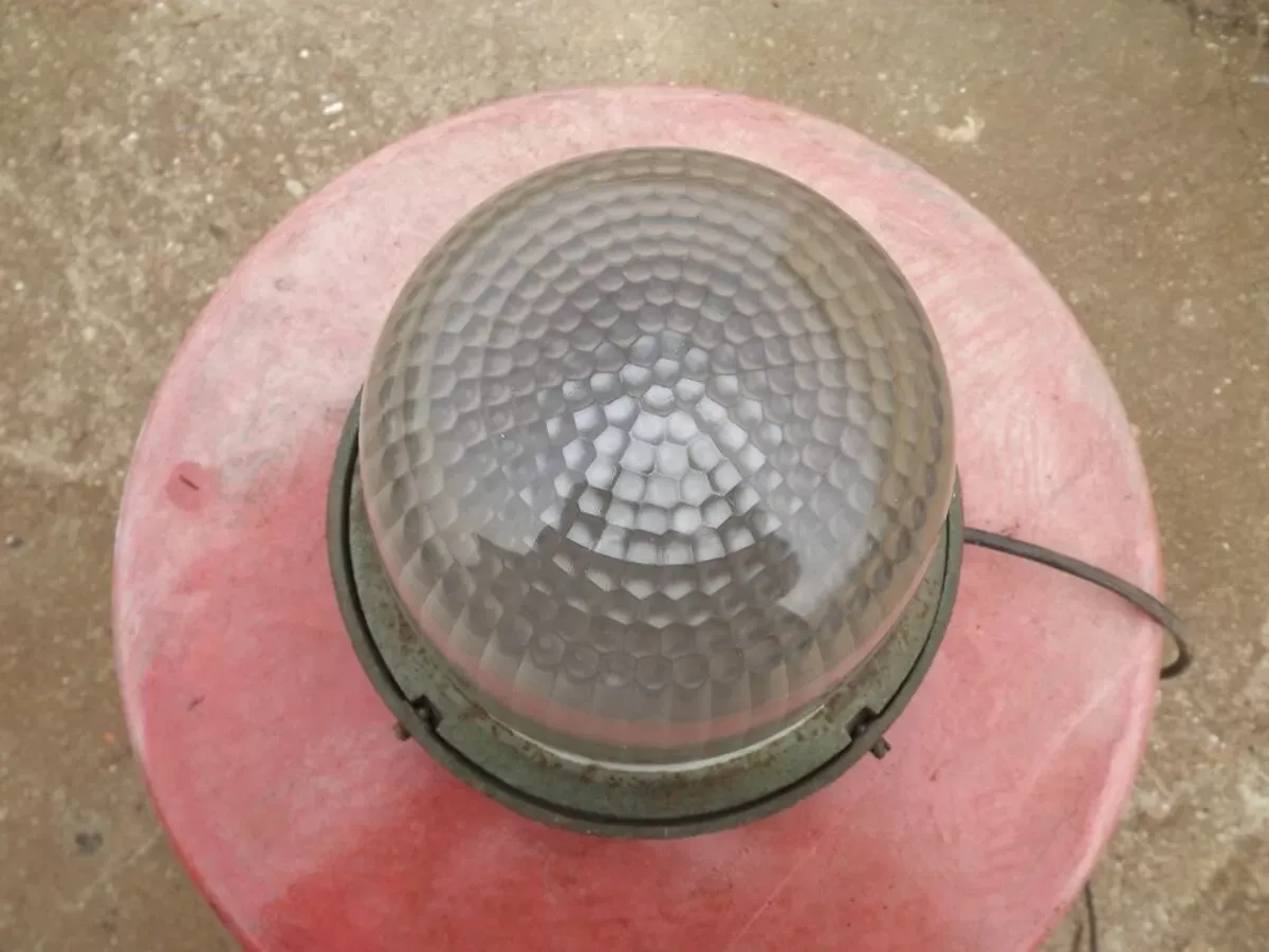 Illustration numéro 2 du produit Suspension industrielle Fonte et verre