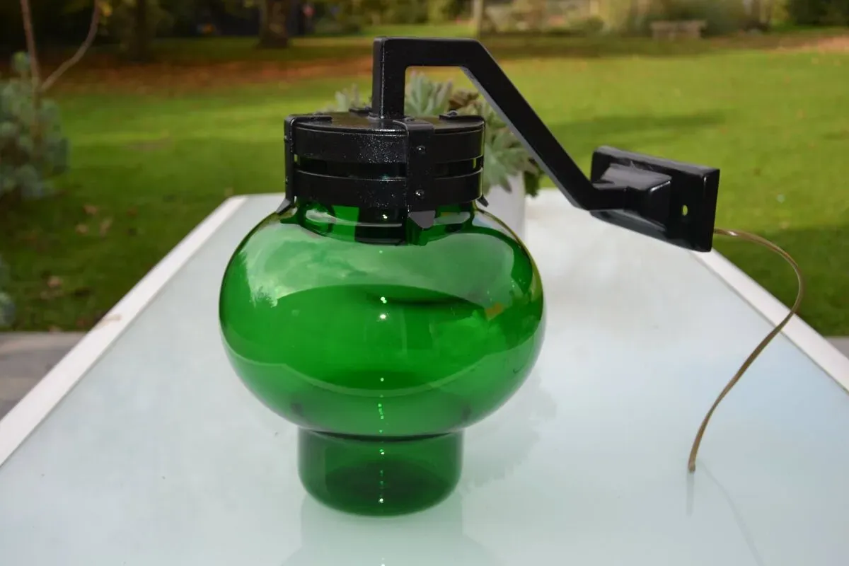 Illustration numéro 2 du produit Imposante applique en verre épais et acier riveté vintage