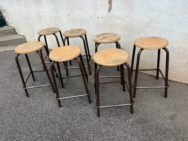 Illustration numéro 2 du produit Set de 7 tabourets industriels