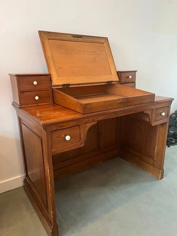 Illustration numéro 2 du produit Bureau de maîtresse d’école