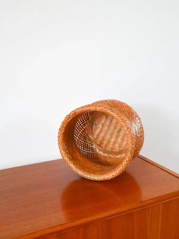 Illustration numéro 2 du produit Grand cache-pot en rotin design 1970