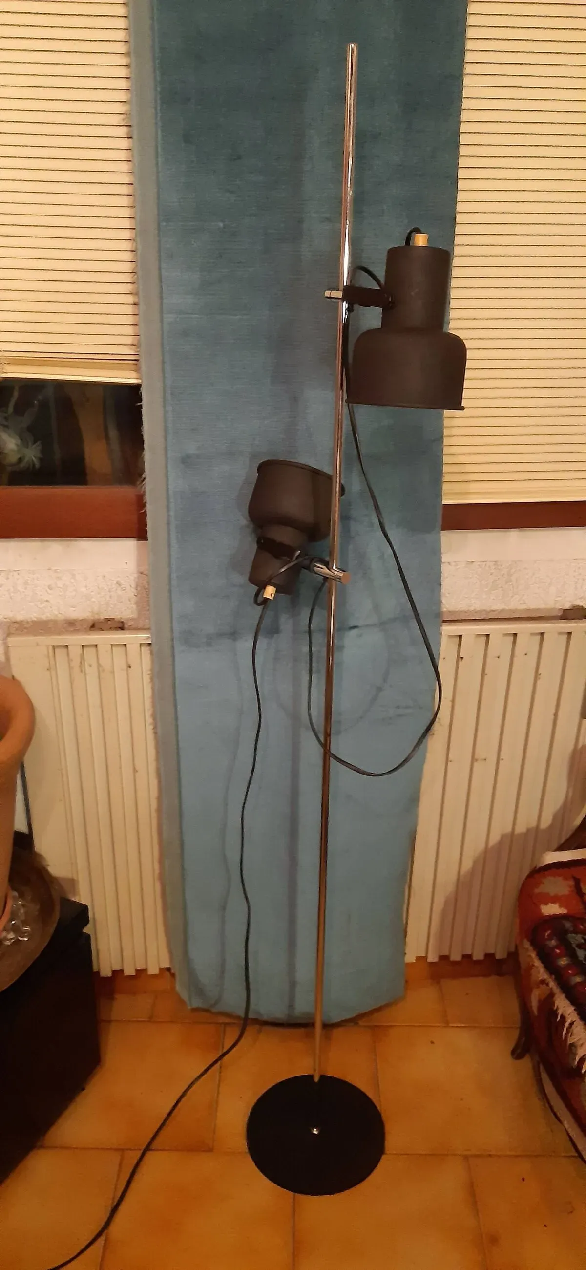 Illustration numéro 2 du produit Authentique lampadaire des années 70 à 2 abat-jours noirs réglables