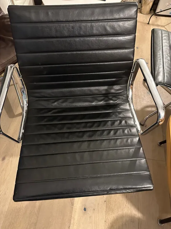 Illustration numéro 2 du produit Fauteuil EA 108 Eames édition Vitra