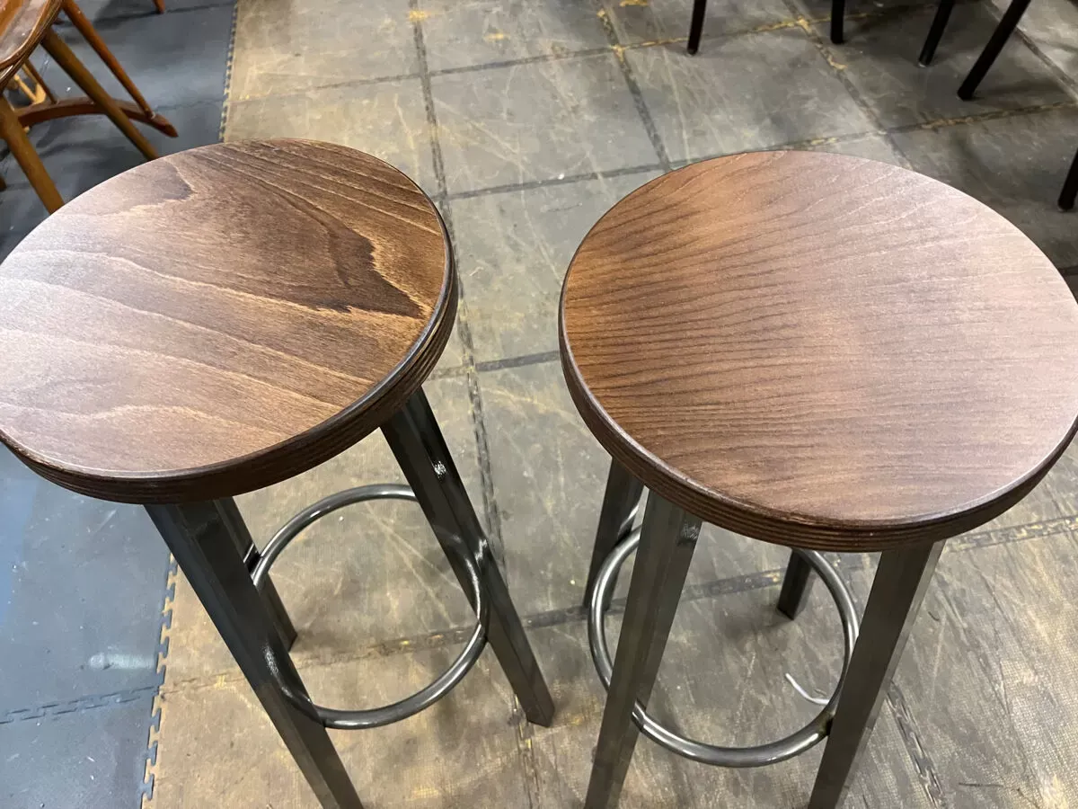 Illustration numéro 2 du produit Paire de tabourets