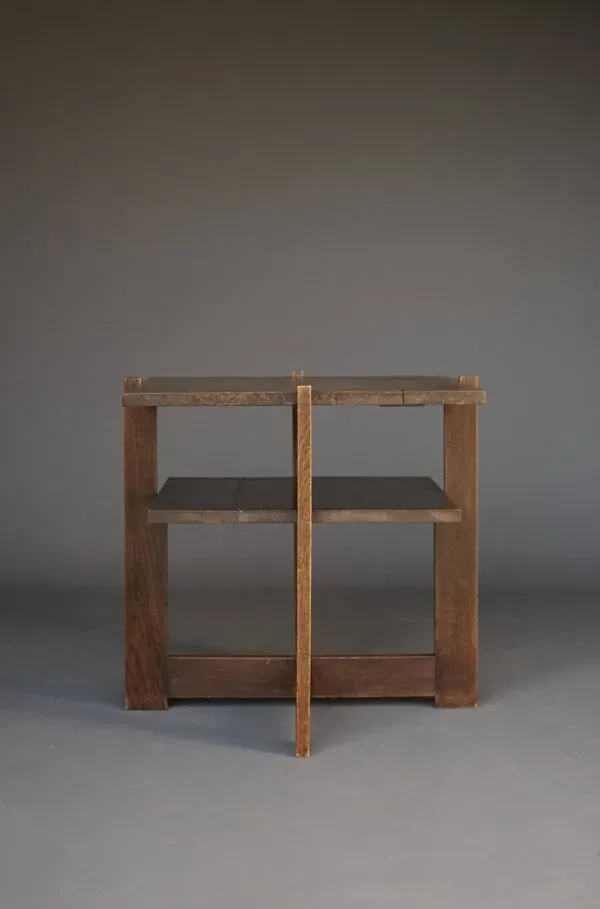 Illustration numéro 2 du produit Table d'appoint en chêne de l'école moderniste néerlandaise de La Haye. Années 1930