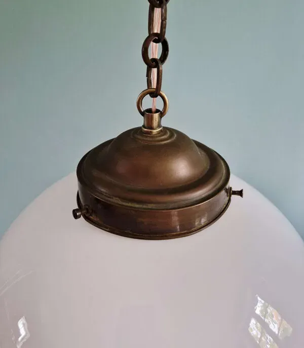 Illustration numéro 2 du produit Suspension art déco en opaline blanche et monture cuivrée, années 1920-30