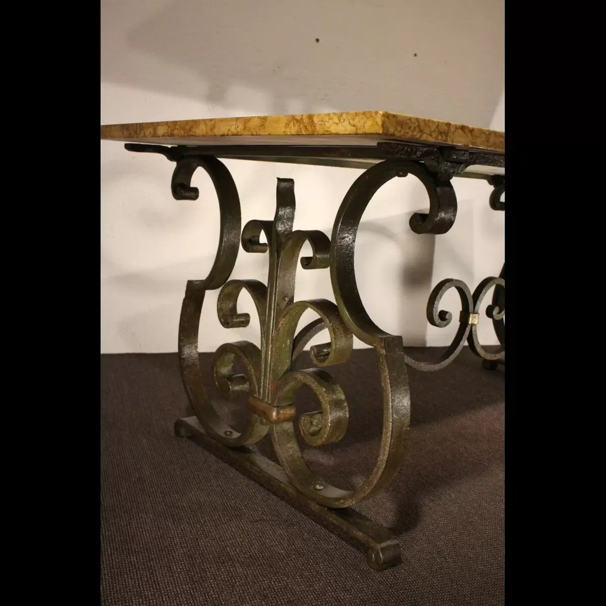 Illustration numéro 2 du produit Table 1940-50