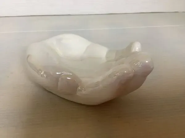 Illustration numéro 2 du produit Vide poche baguier main blanc irisé