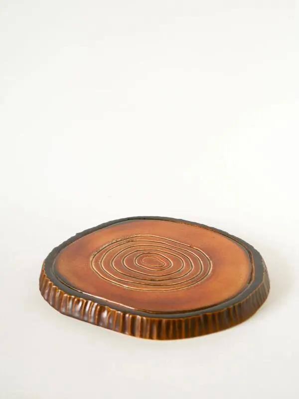 Illustration numéro 2 du produit Dessous de plat en barbotine, forme tronc, poterie du Périgord, 1970
