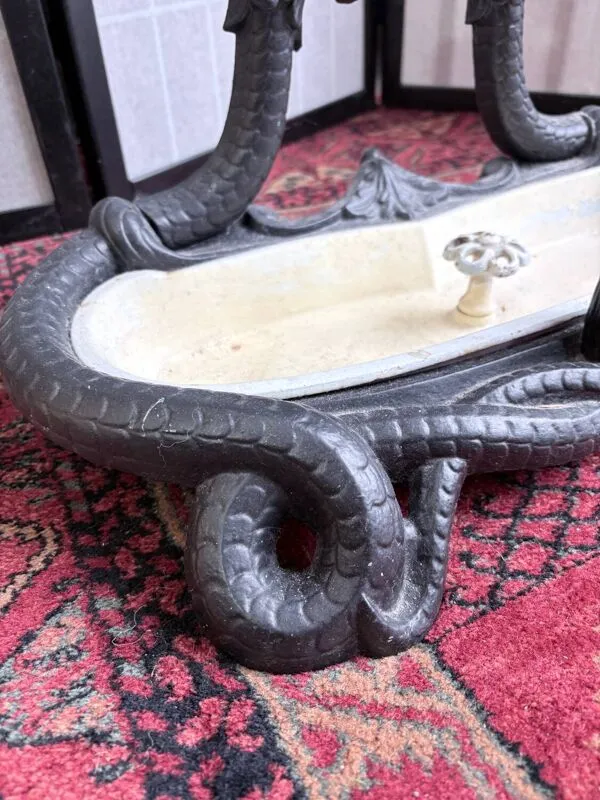 Illustration numéro 2 du produit Vestiaire Art nouveau en fonte