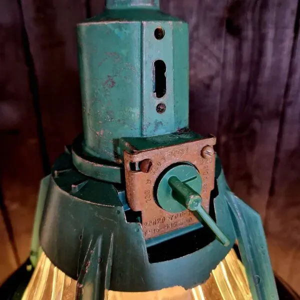Illustration numéro 2 du produit „Alma“ lampe industrielle ukrainienne verte / noire