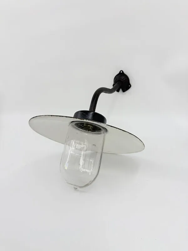 Illustration numéro 2 du produit Lampe de cour