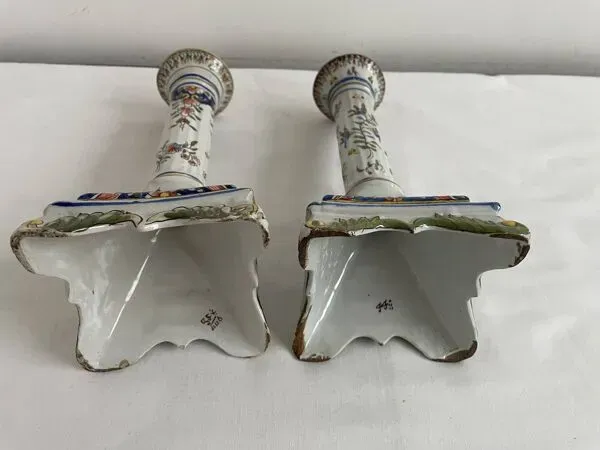 Illustration numéro 2 du produit Bougeoirs, base carré, XIXème, Fourmaintraux, Desvres, décor fleurs, volutes, lambrequins, treillis