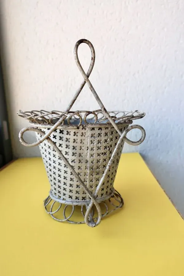 Illustration numéro 2 du produit Cache-pot en fer et tôle perforée