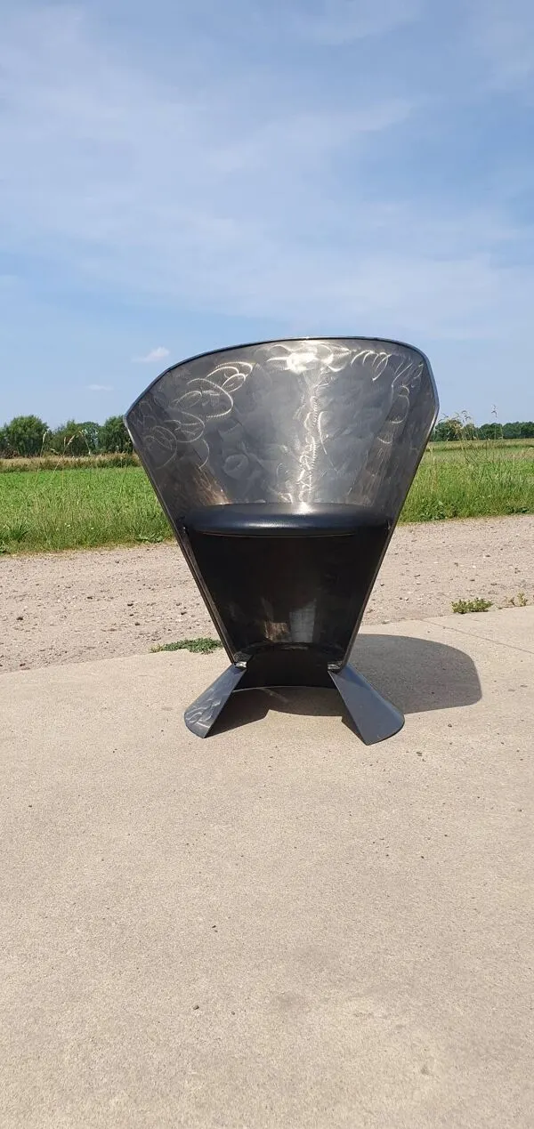 Illustration numéro 2 du produit Chaise sculpturale en métal vintage en forme de cône industriel