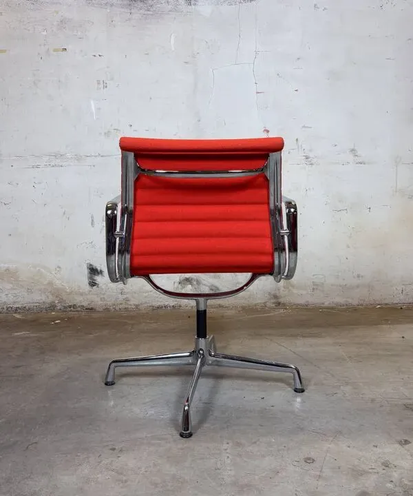 Illustration numéro 2 du produit Vitra EA 108 Charles & Ray Eames, tissu et aluminium – orange – chaise de t