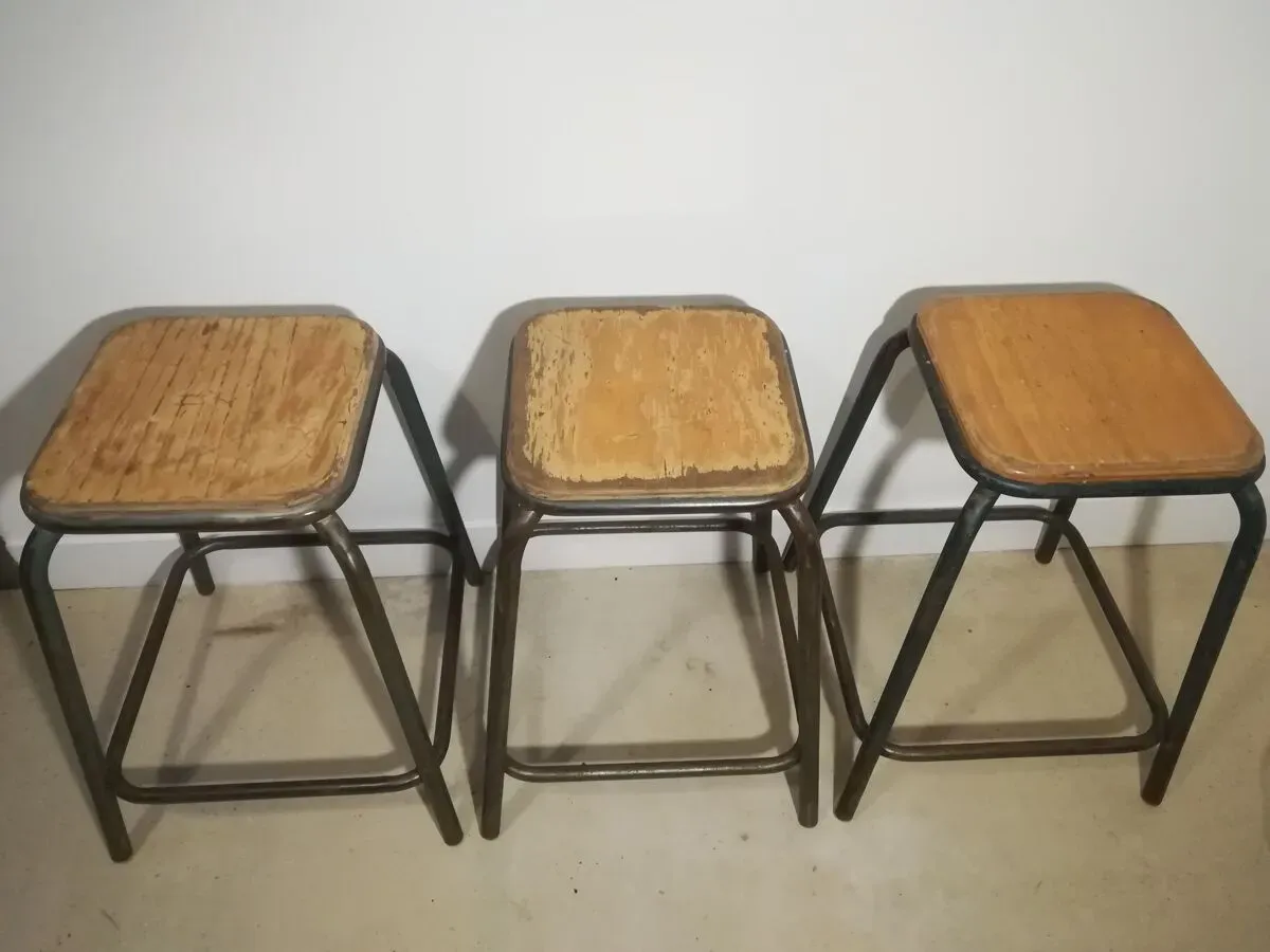 Illustration numéro 2 du produit 3 tabourets industriels