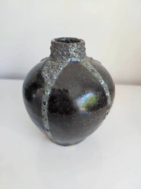 Illustration numéro 2 du produit Vase grès eugène lion