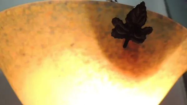 Illustration numéro 2 du produit Suspension vintage années 70 en verre moucheté orange – Lustre rétro à chaî