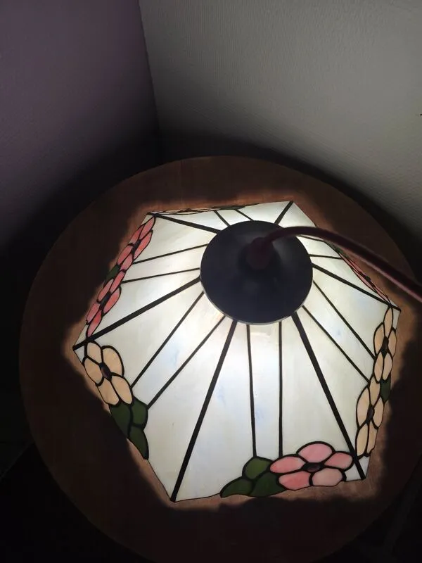 Illustration numéro 2 du produit Abat jour vitrail véritable style Tiffany motifs floraux