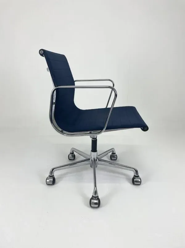 Illustration numéro 2 du produit Fauteuil de bureau en tissu bleu, ICF - Charles Eames, Ray Eames - groupe aluminium EA108