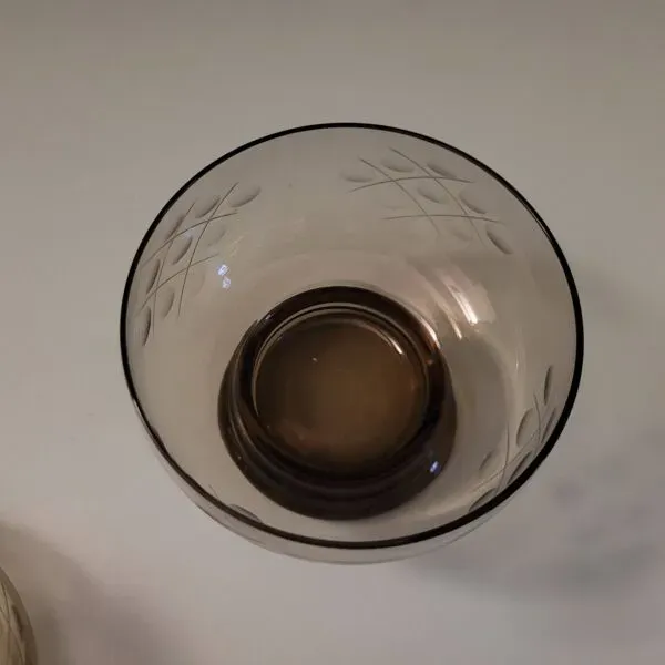 Illustration numéro 2 du produit 3 coupes en verre fumé gravé – Style Art déco – France, années 1950