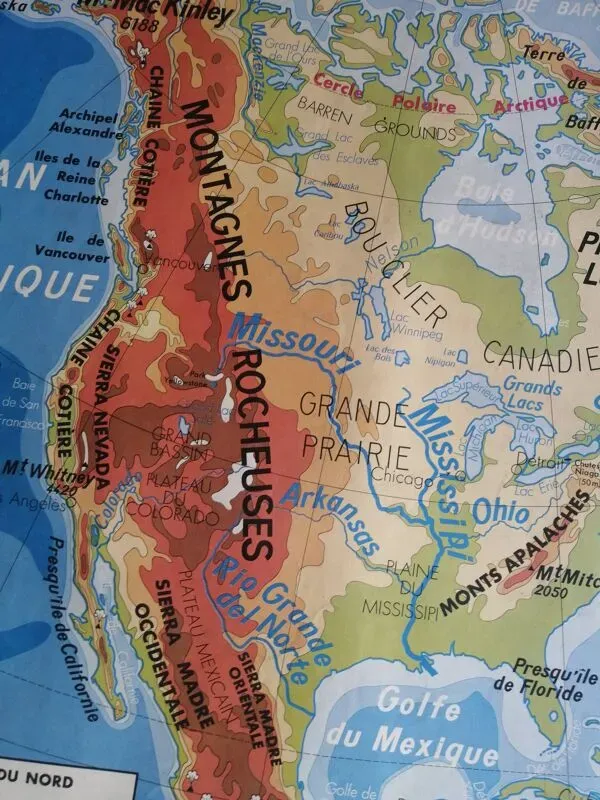 Illustration numéro 2 du produit Carte physique d'école Amérique du nord / Asie vintage.