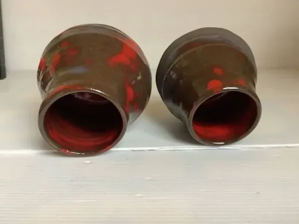 Illustration numéro 2 du produit Paire de vases rouge forme pied d’éléphant