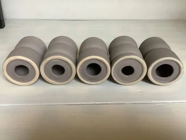 Illustration numéro 2 du produit Cinq bougeoirs gris mat