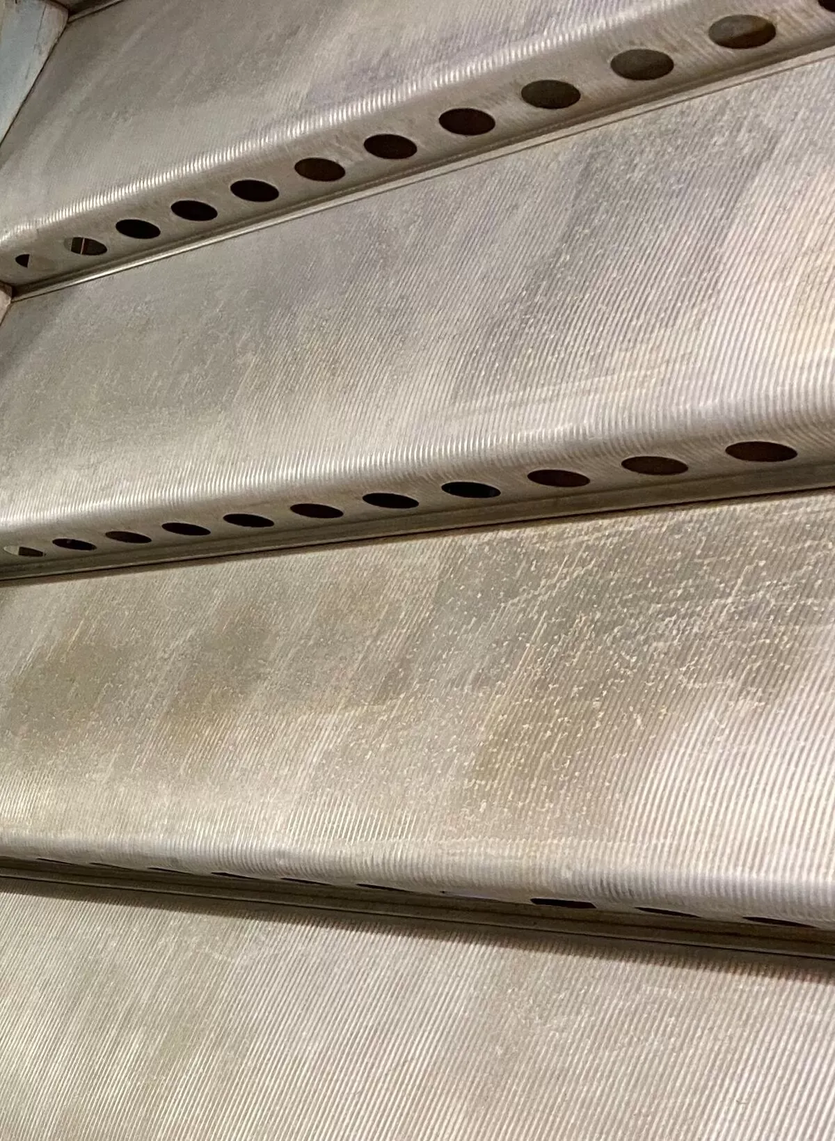 Illustration numéro 2 du produit Panneau en aluminium gauffré Jean Prouvé Onde