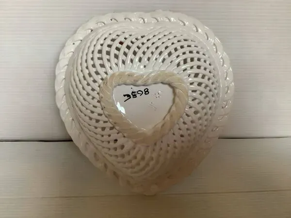 Illustration numéro 2 du produit Vide poche noisettes en céramique tressée