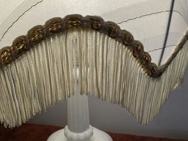 Illustration numéro 2 du produit Lampe Rétro en Opaline Blanche et Franges
