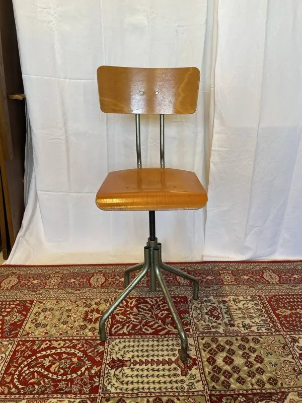 Illustration numéro 2 du produit Ancienne chaise d’atelier haute en bois et métal