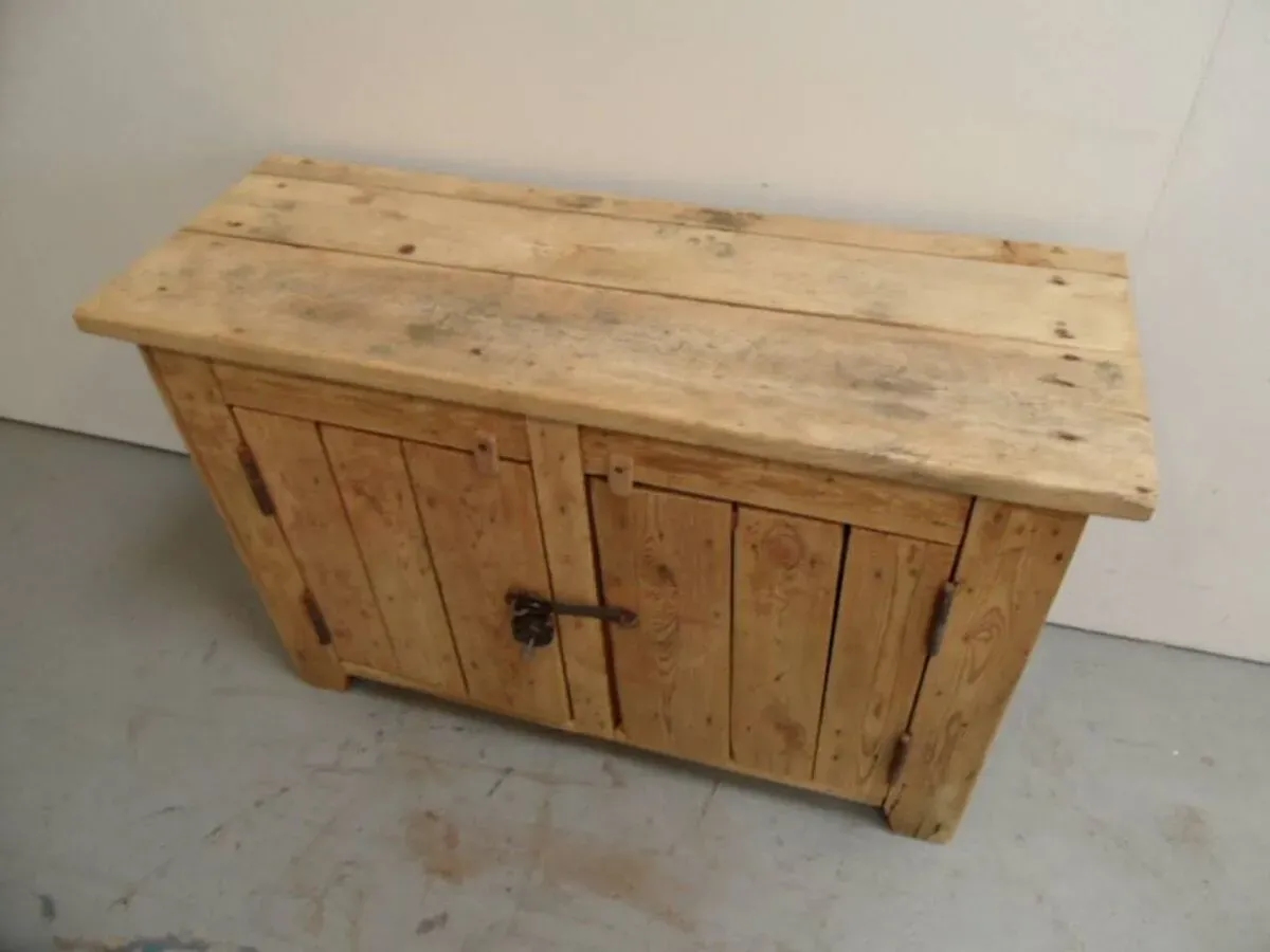 Illustration numéro 2 du produit Armoire industrielle à deux portes des années 1950