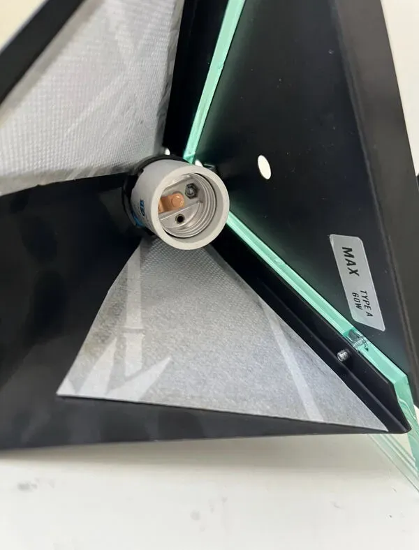 Illustration numéro 2 du produit Applique lampe design style Memphis 1980 NADAIR triangle plexiglass