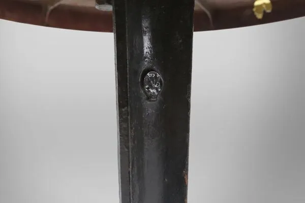 Illustration numéro 2 du produit Table bistro en fonte avec plateau en bakélite de Louis Vuitton, France, années 1930