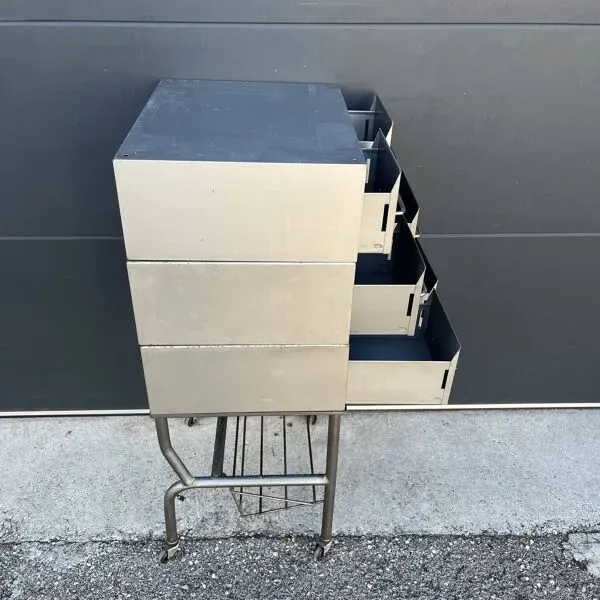 Illustration numéro 2 du produit Meuble industriel à tiroirs